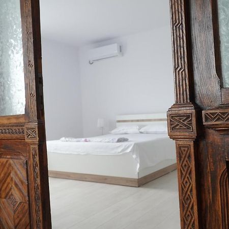 Vila Exclusive Targu Jiu Exterior photo