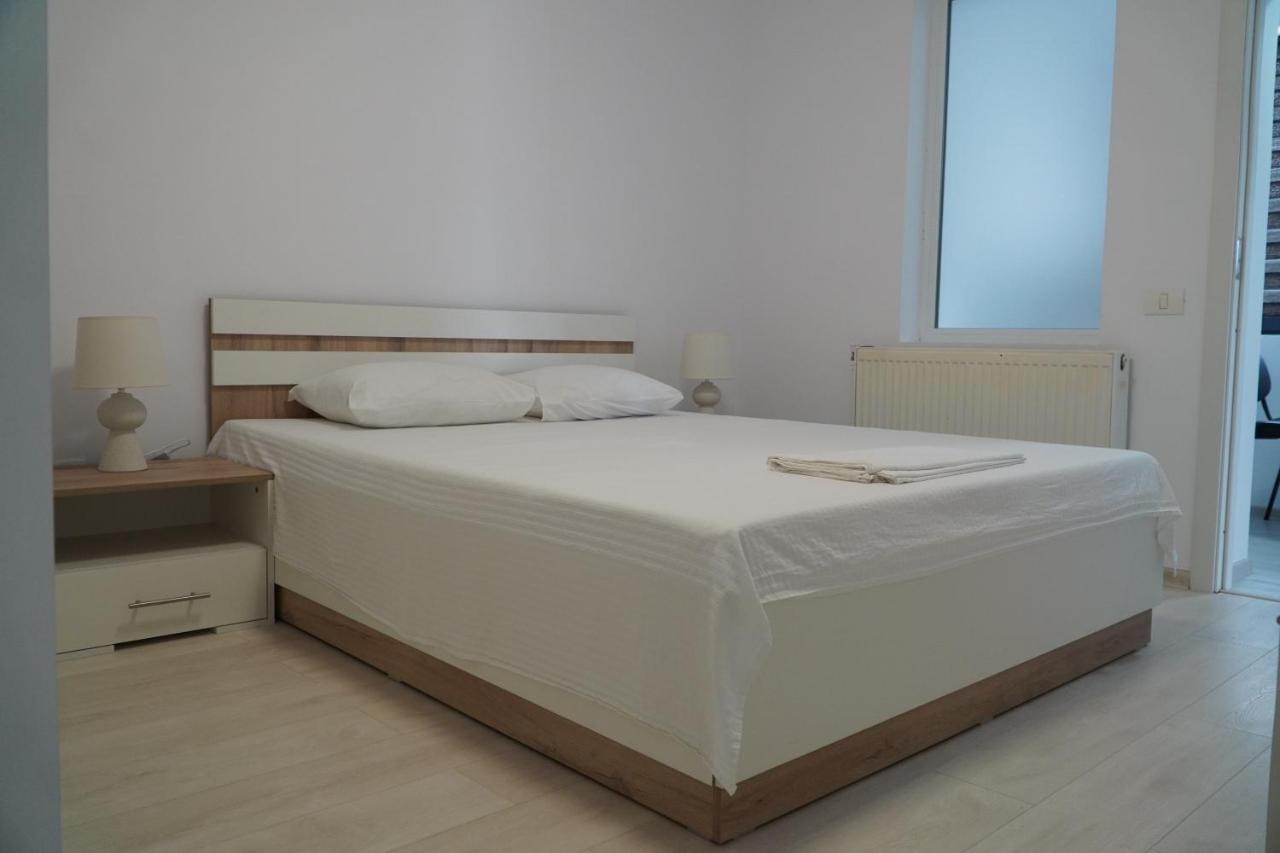 Vila Exclusive Targu Jiu Exterior photo